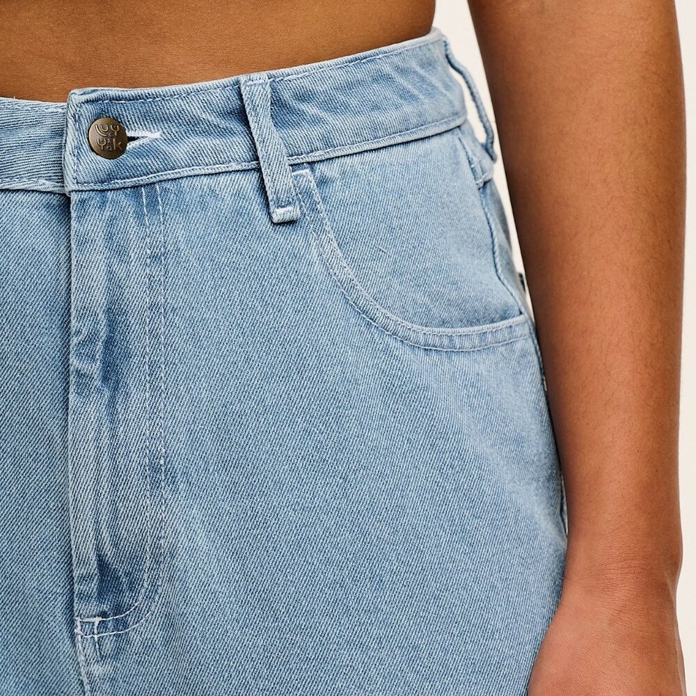 Light Wash "Dana" Mom Jean - Picture 5 of 9